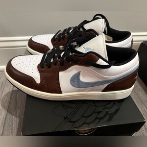 Air Jordan 1 Low SE "Embroidered Swoosh - Mocha